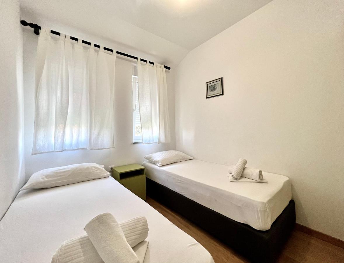B88 Apartments - Vila Palma Sveti Filip i Jakov Bagian luar foto