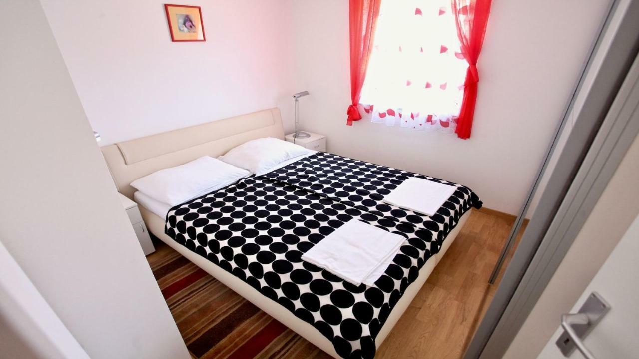 B88 Apartments - Vila Palma Sveti Filip i Jakov Bagian luar foto