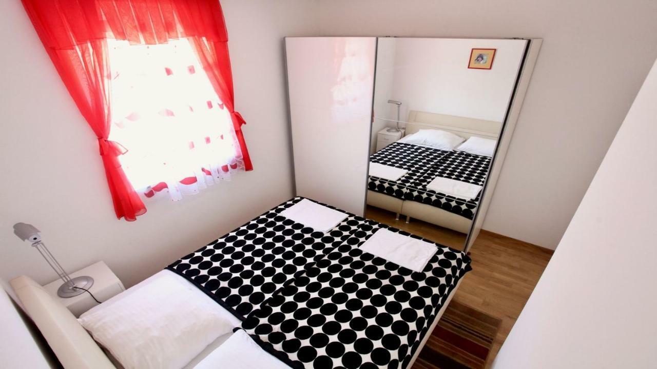 B88 Apartments - Vila Palma Sveti Filip i Jakov Bagian luar foto