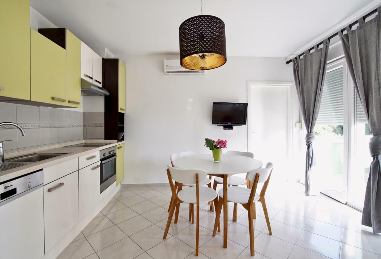 B88 Apartments - Vila Palma Sveti Filip i Jakov Bagian luar foto