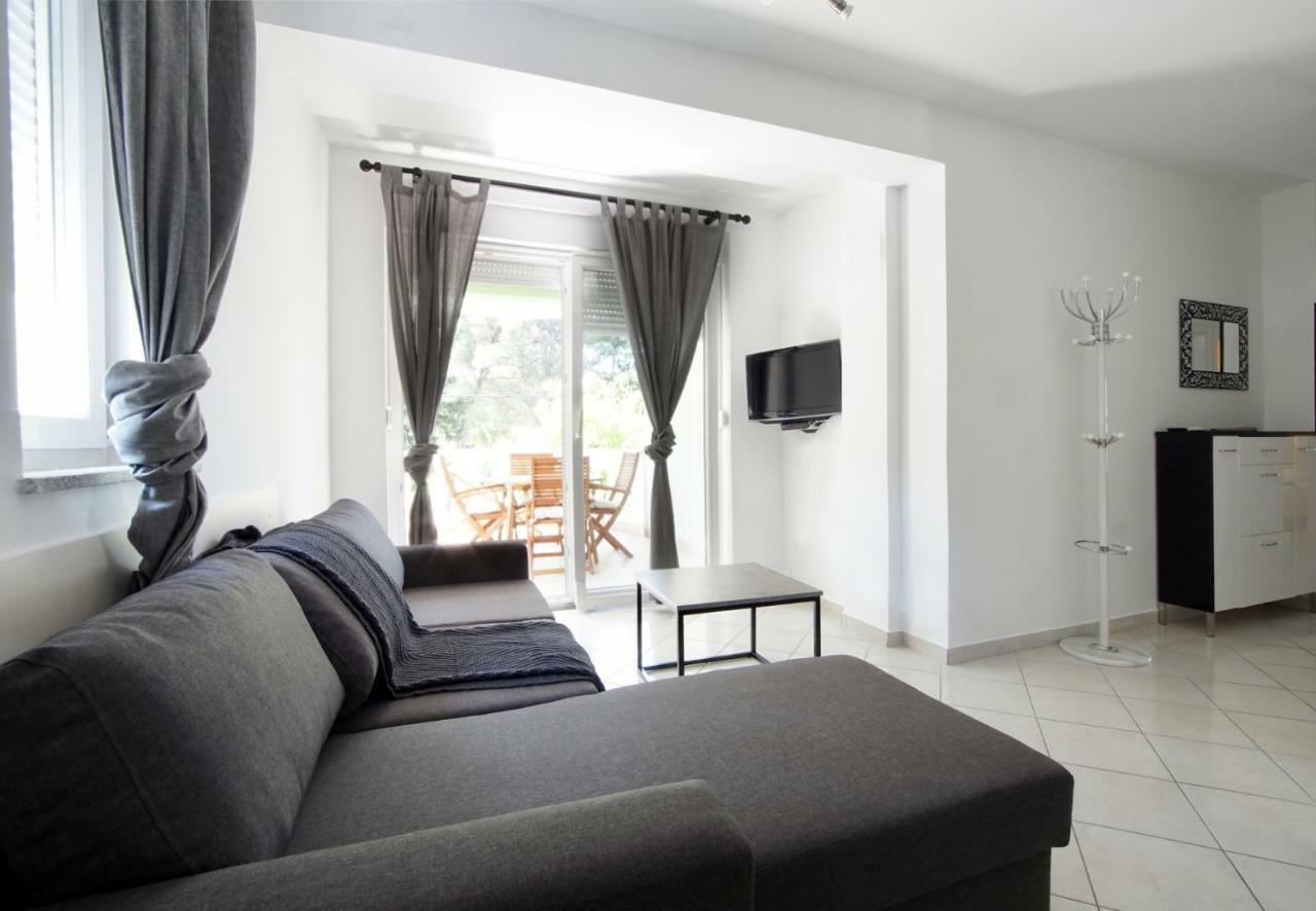 B88 Apartments - Vila Palma Sveti Filip i Jakov Bagian luar foto