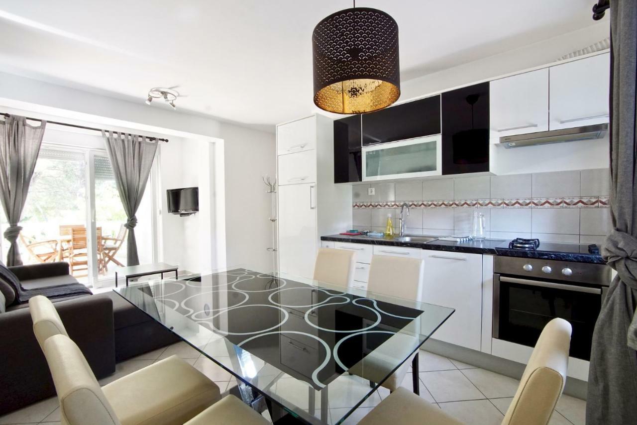 B88 Apartments - Vila Palma Sveti Filip i Jakov Bagian luar foto